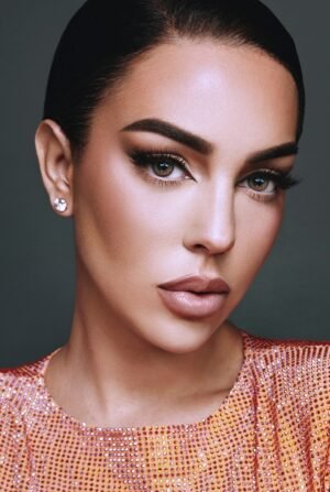 أمارا ديلي شارك جراي